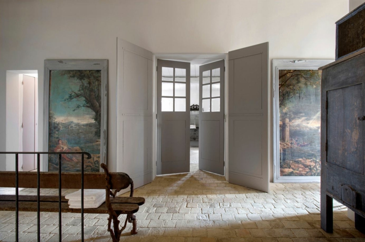 l'entrée principale sol en pierre maison ancienne