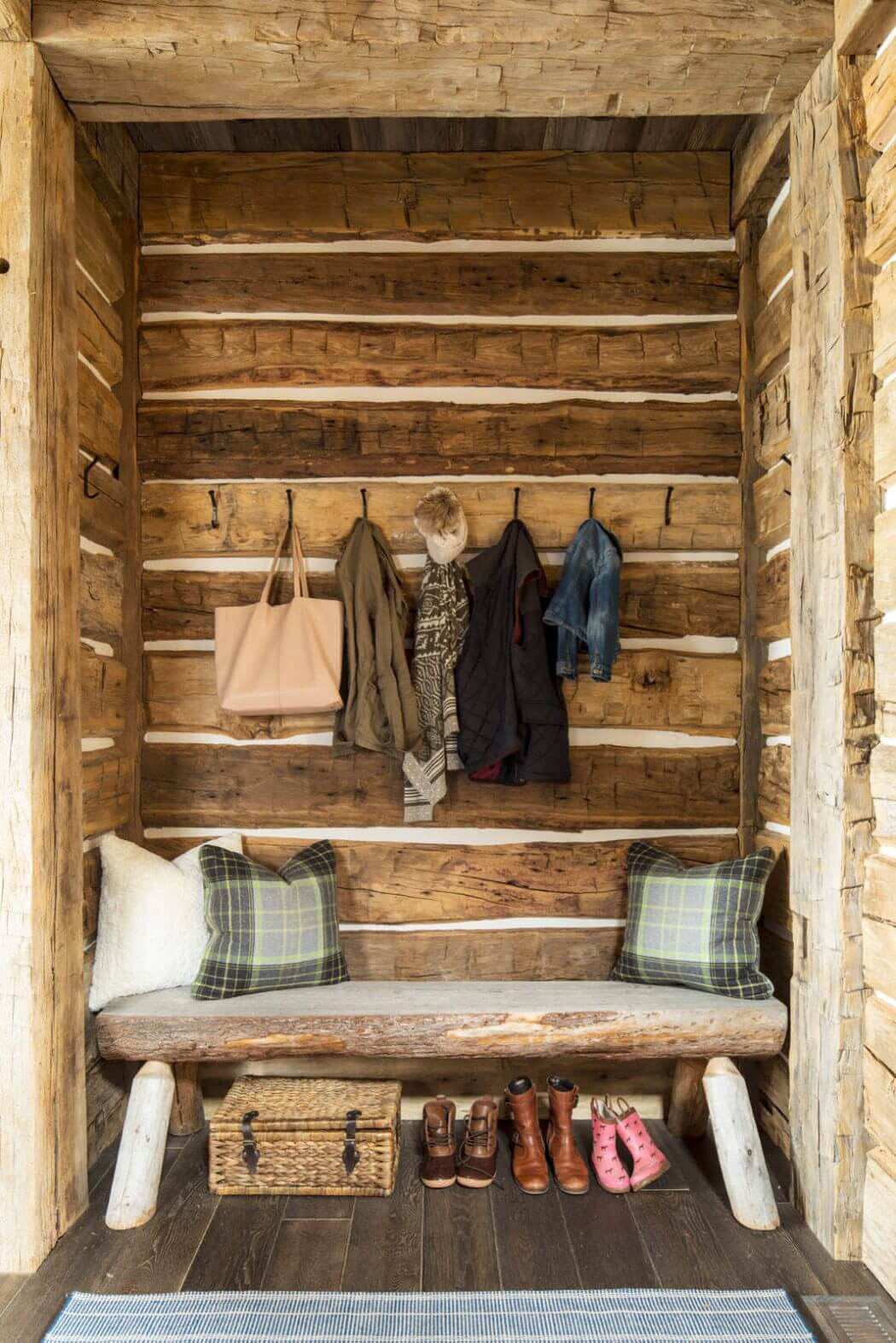 Dès l’entrée dans la résidence l’esprit authentique des lieux et mis en valeur entrée maison rustique bois authentique déco