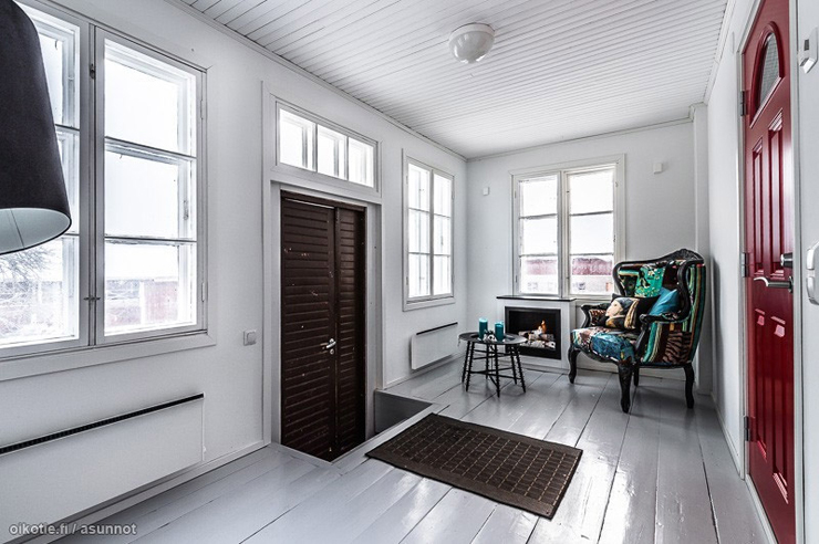 L’entrée principale de la maison en bois aménagé de manière créative Intérieur élégant et classe maison secondaire