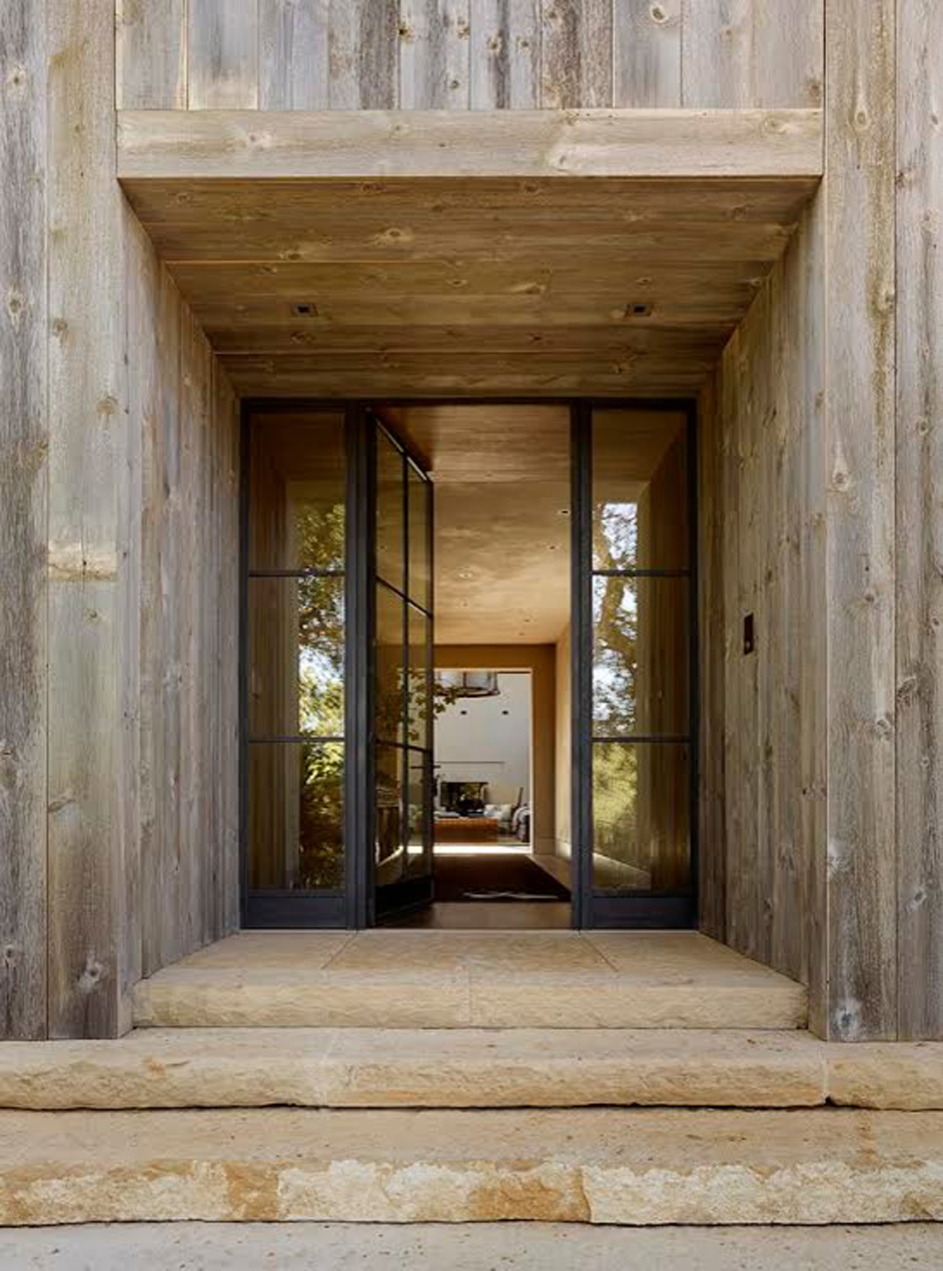 la porte d'entrée au design original en latte de bois