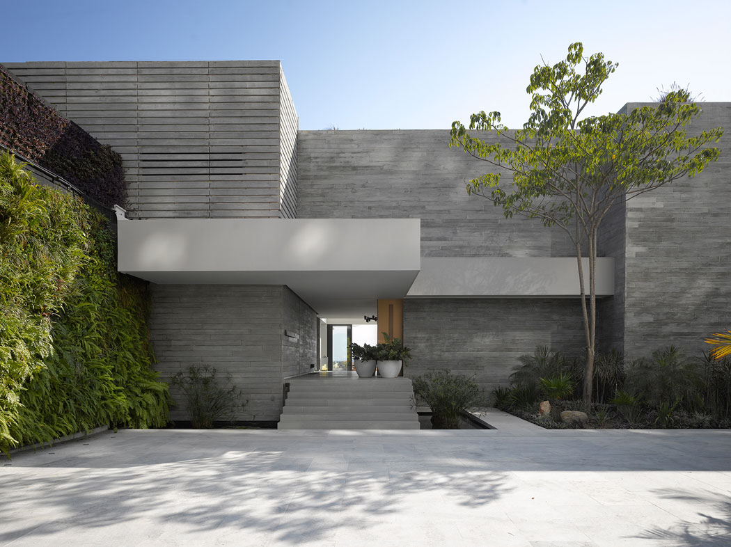 L’entrée principale depuis la rue de cette maison neuve au standing prestigieux belle maison d'architecte contemporaine