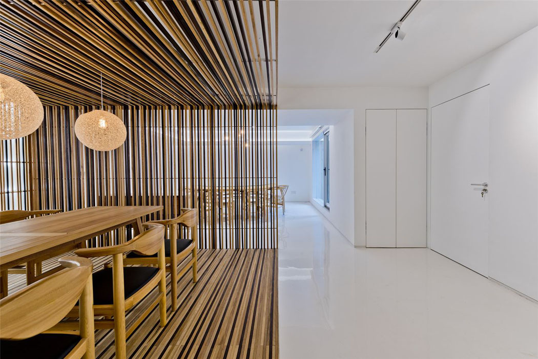 Cette petite salle à manger donne directement sur l’entrée principale de cette maison de ville au design intérieur minimaliste salle à manger traditionnelle maison citadine