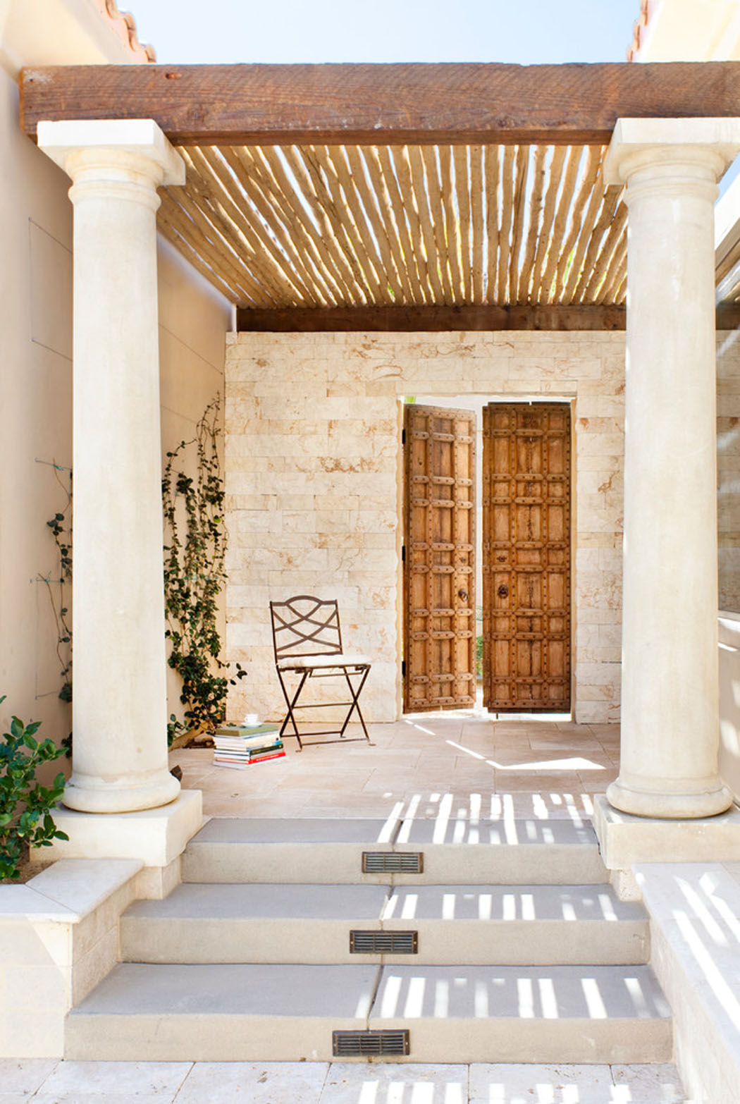 L’entrée principale de cette maison rénovée qui mène vers la cour intérieure belle demeure rénovée rustique