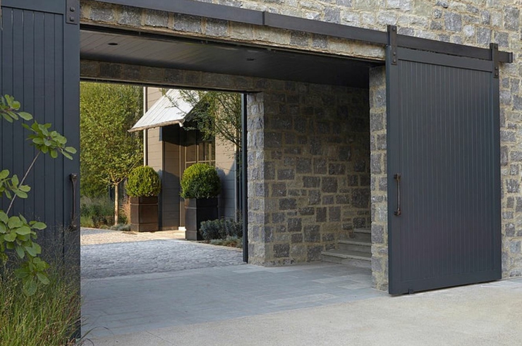 L’entrée principale de la maison de charme rustique extérieur maison de charme luxe