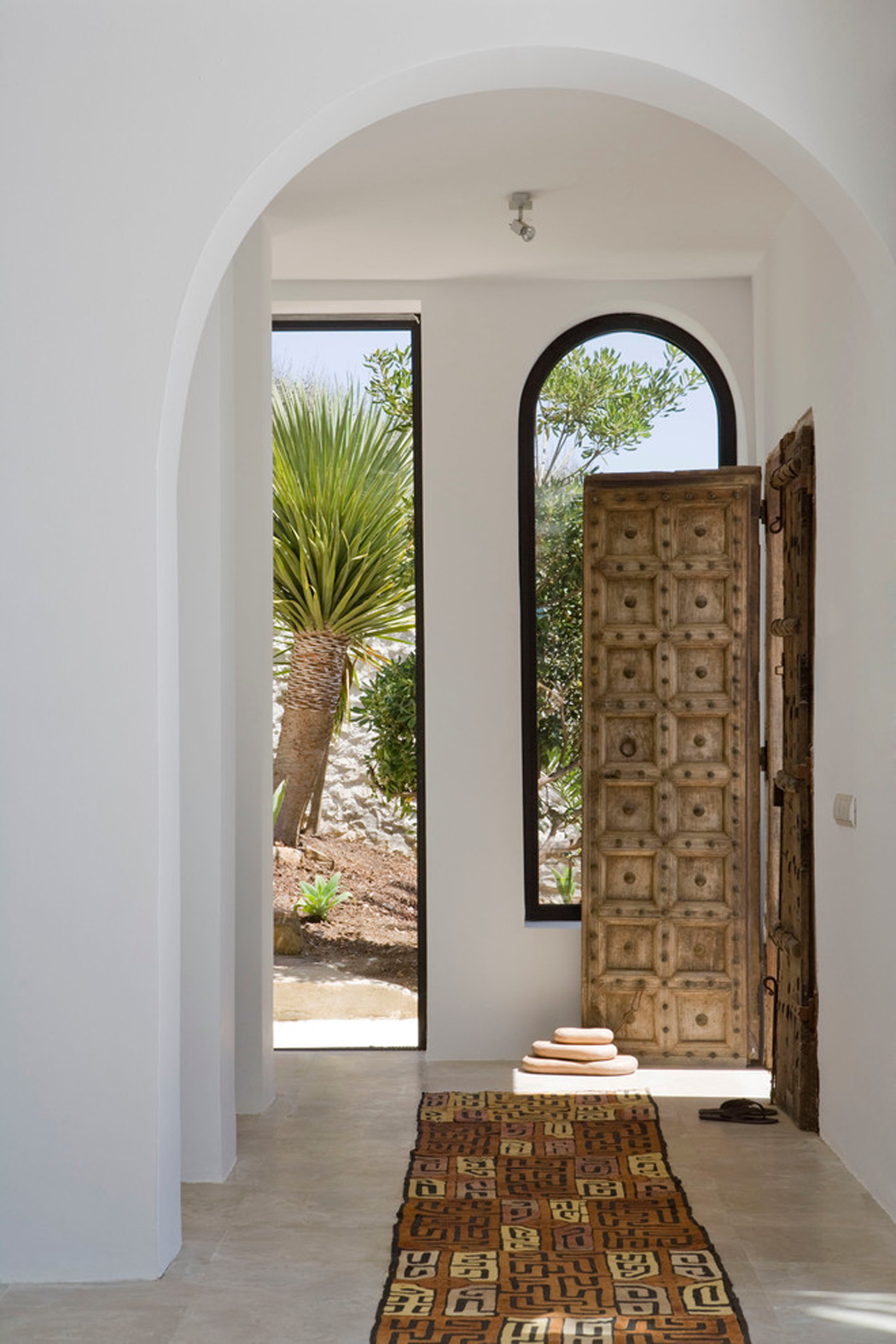 L’entrée principale de cette villa de luxe secondaire sur la côte espagnole intérieur de villa de vacances exotiques en Espagne