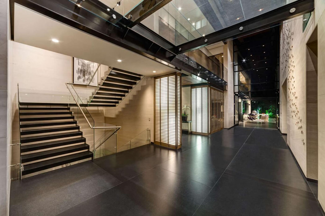 Entrée quelque peu majestueuse de cette résidence d’architecture contemporaine intérieur de luxe résidence de standing citadine