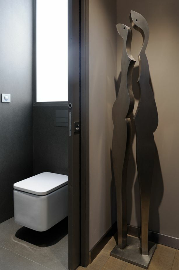 Entrée principale de cette maison avec piscine toilettes minimalistes modernes