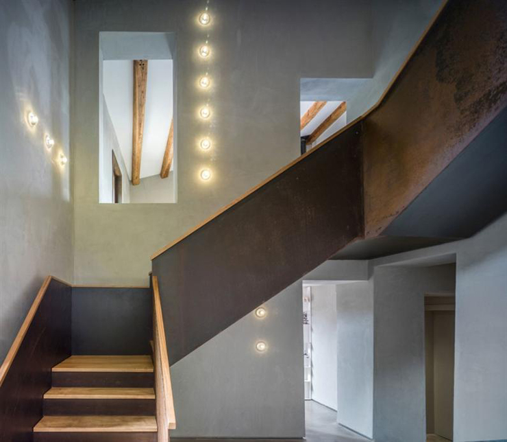 L’escalier intérieur de cette maison ancienne rénovée Intérieur simple et moderne de cette maison ancienne rénovée
