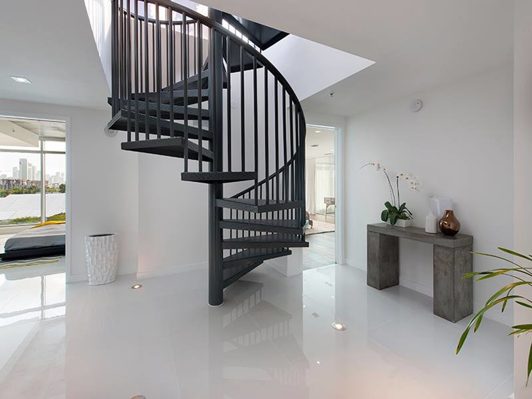 Escalier intérieur menant vers l’étage de cet appartement en duplex escalier d'intérieur designer