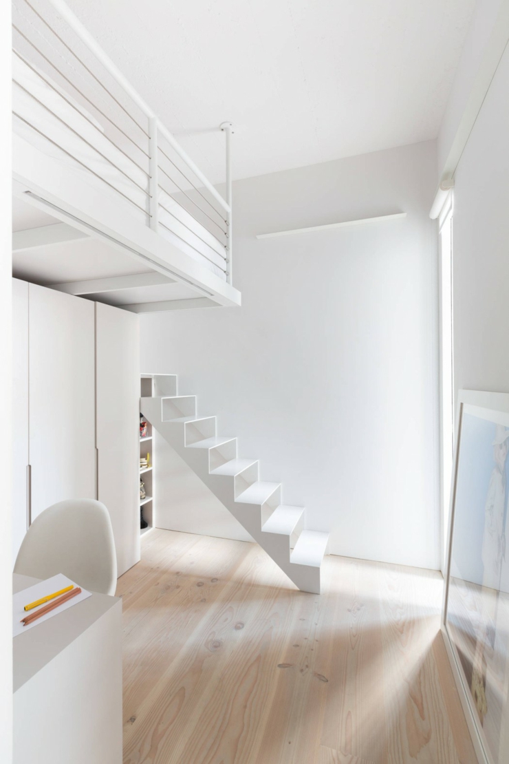 Intérieur de ce loft design entièrement peint en blanc escalier intérieur loft design