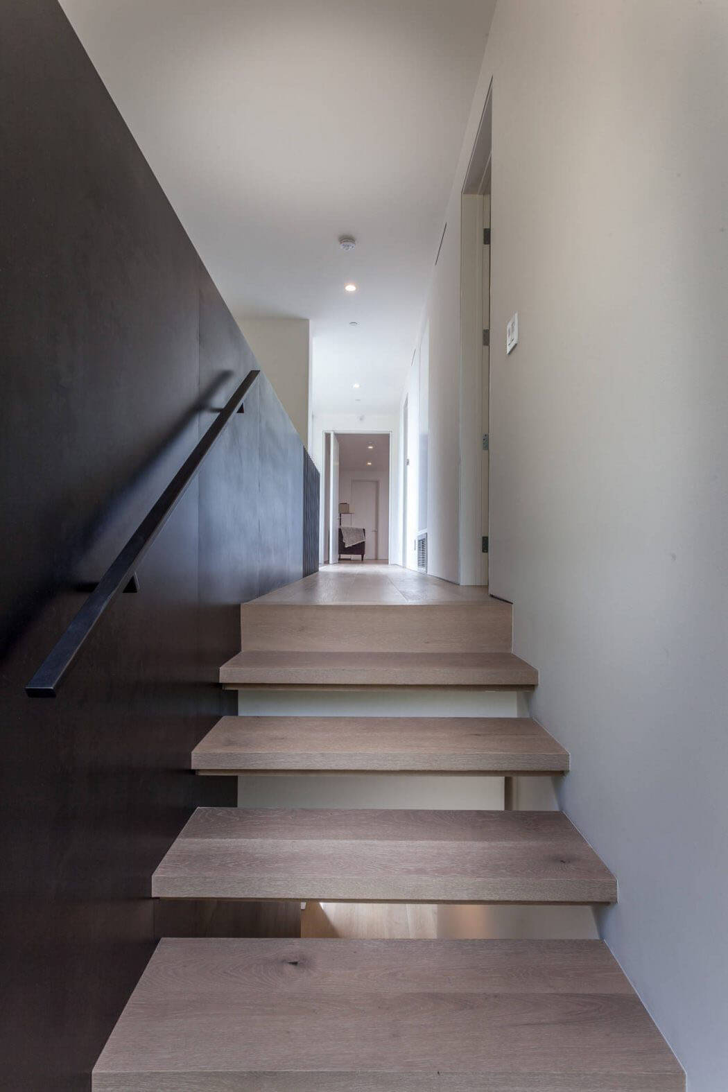 L’escalier intérieur de la demeure mène sans surprise vers l’étage des chambres à coucher escalier de luxe intérieur maison familiale d'archi