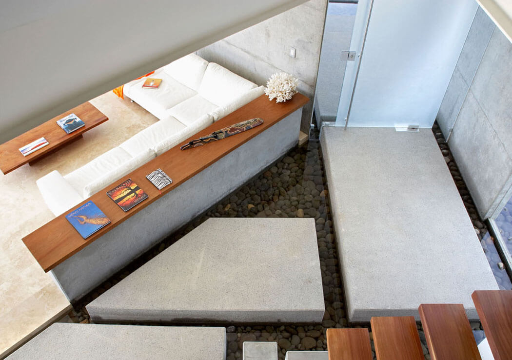 L’entrée principale se fait via des blocs en béton qui « flottent » sur l’eau de façon « zen » intérieur agencement original résidence secondaire d'architecte
