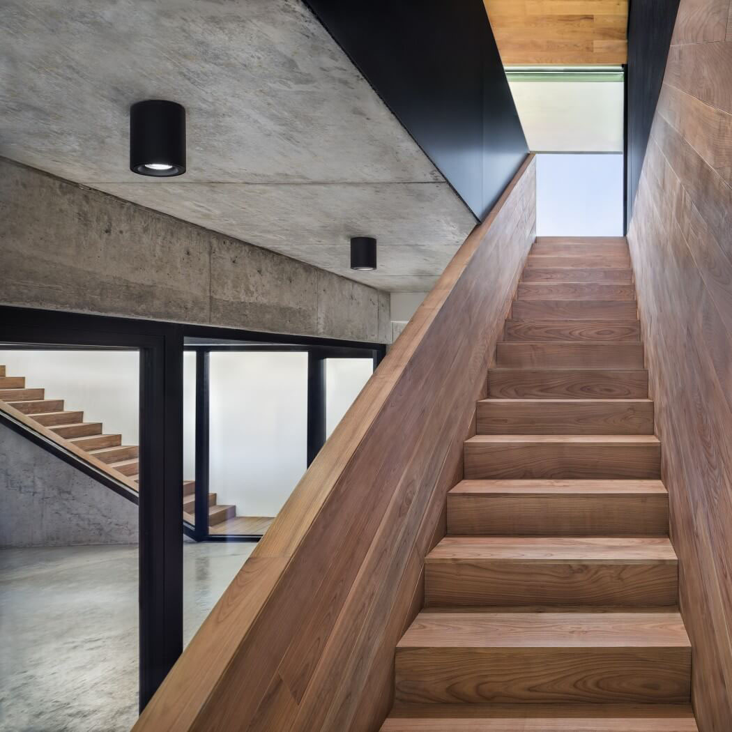 L’accès au sous-sol se fait par le biais d’escalier intérieur ou extérieur escalier extérieur intérieur en bois