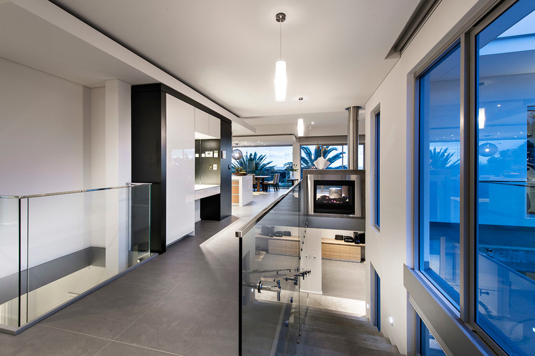 L’escalier intérieur menant à l’étage de cette familiale maison contemporaine L'accès à l'étage par escalier design luxe