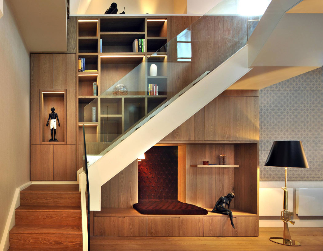 Les escaliers à l’espace optimisé occupent une place importante dans la résidence de luxe escalier duplex triples étagères