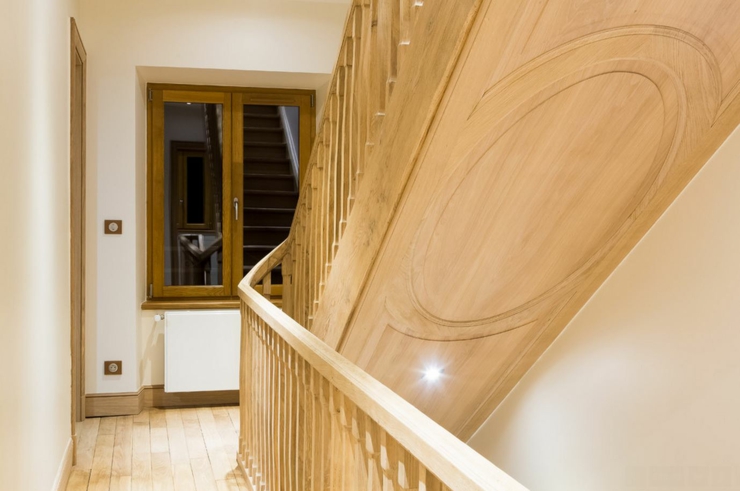 Escalier en chêne artisanalement fabriqué intégrant l’éclairage escalier bois artisanal