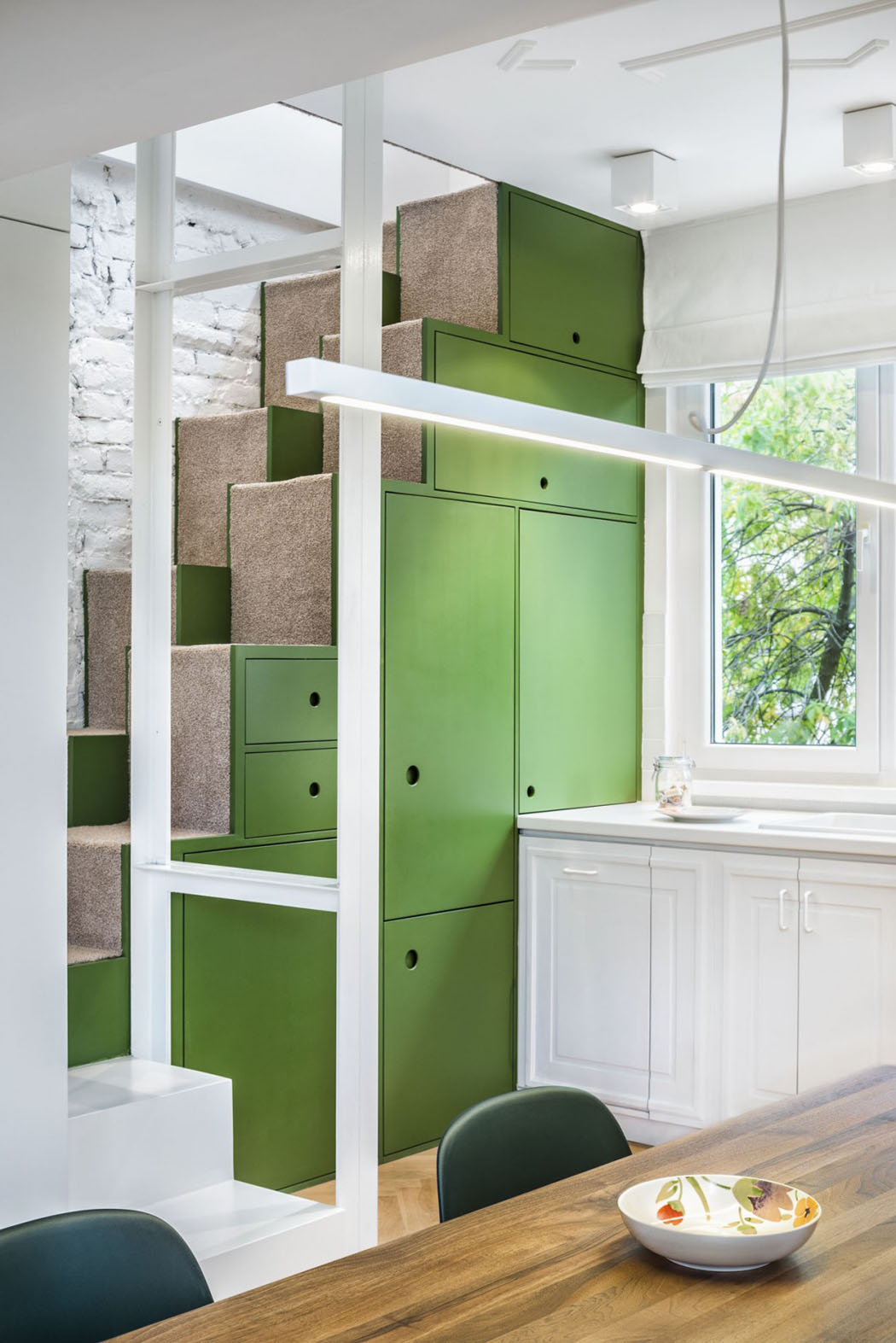 L’escalier aux rangements pour accéder à l’espace créé dans les combles de l’appartement escalier intérieur duplex appartement placards