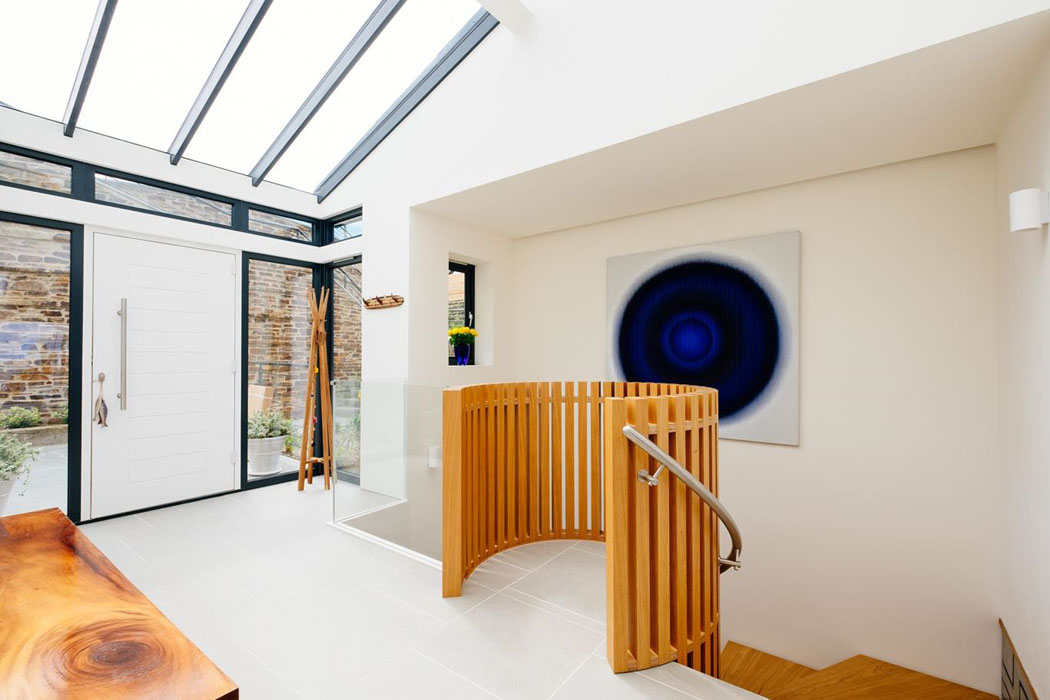 intérieur design moderne clair lumière maison à louer