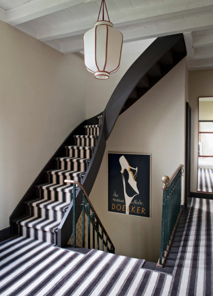 Escalier intérieur au tapis rayé en noir et blanc intérieur escalier créatif