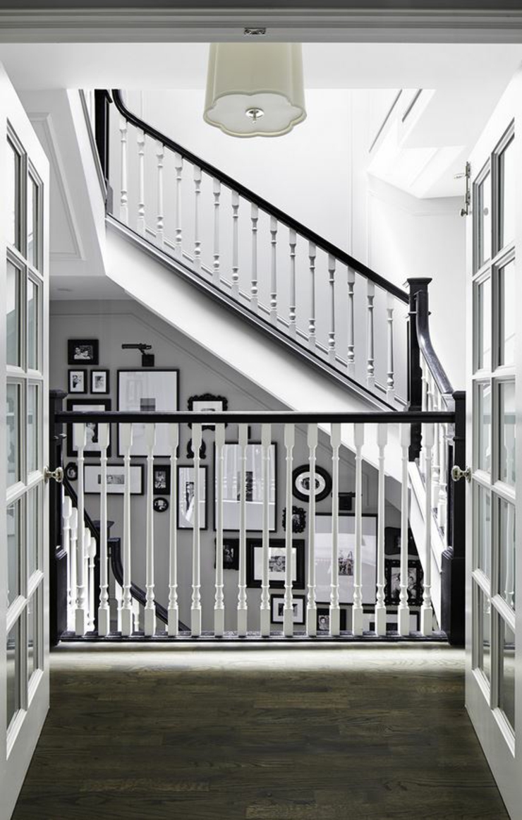 Escalier intérieur en noir et blanc ambiance élégante maison de ville intérieur élégant