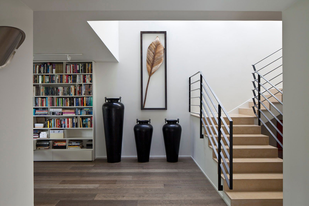 L’escalier intérieur et la décoration élégante de cette maison de ville intérieur maison de ville luxueuse et moderne