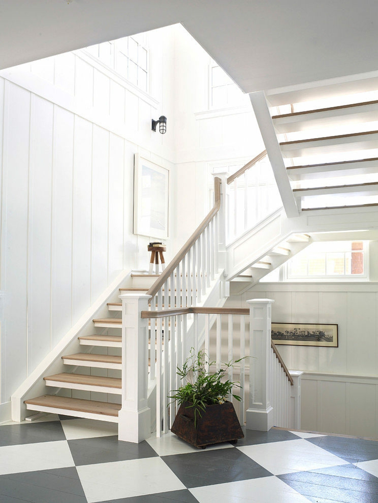 Escalier menant vers l’étage des chambres grande maison secondaire côtière
