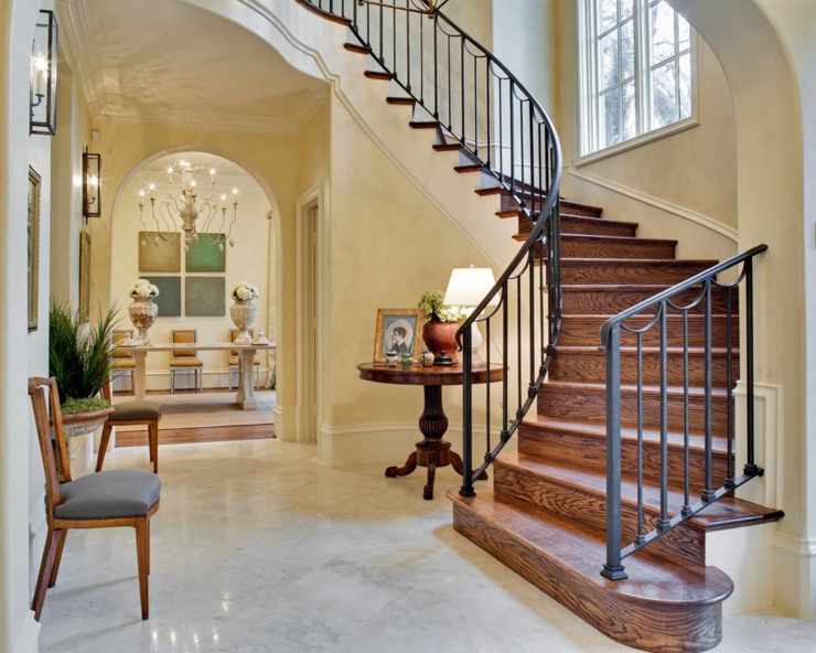 Bel escalier intérieur dans le style rustique avec bois et fer forgé escalier traditionnel classique belle maison