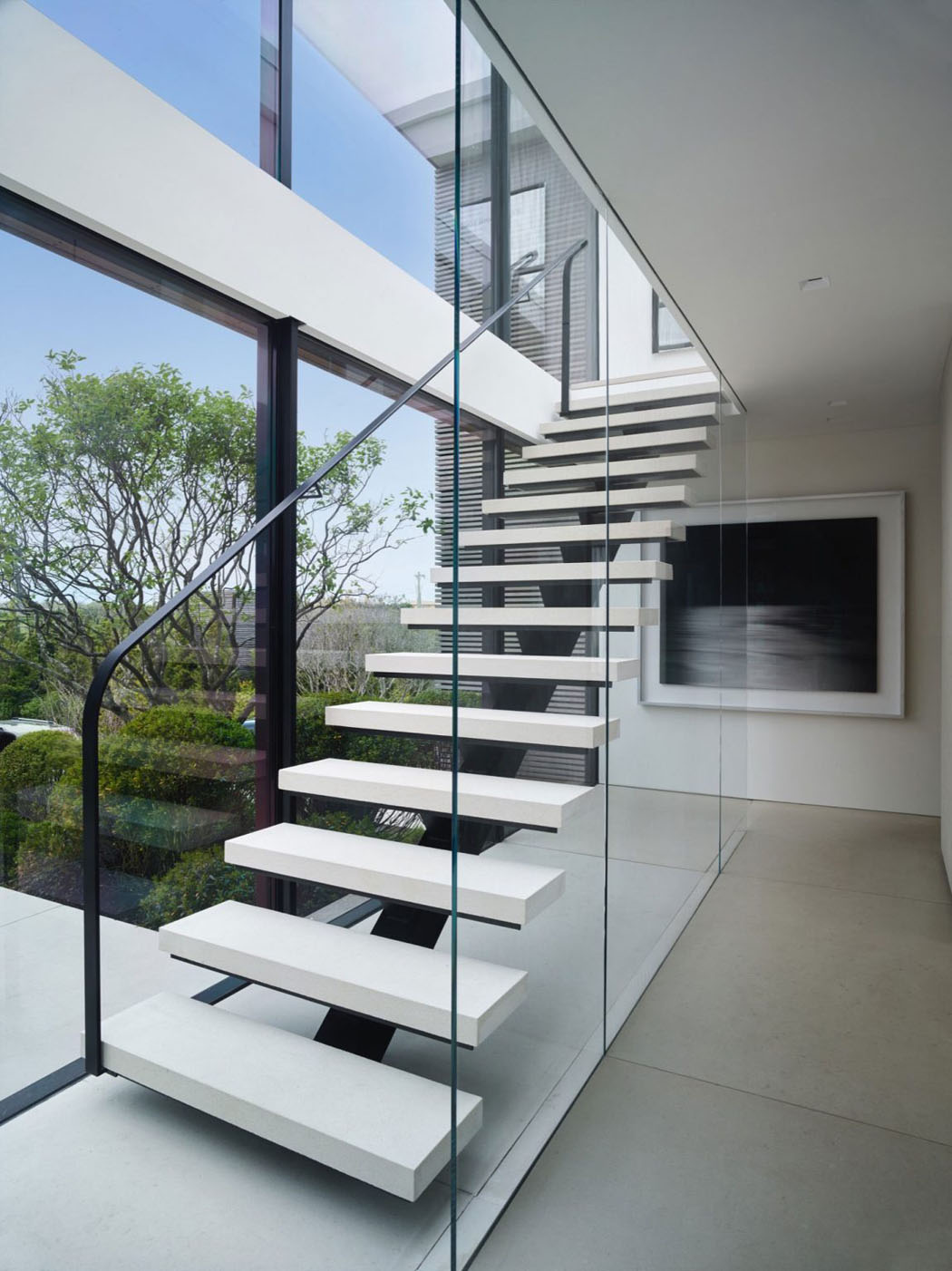 L’escalier intérieur au design minimaliste et élégant mène vers l’étage des chambres design intérieur luxe résidence secondaire long island