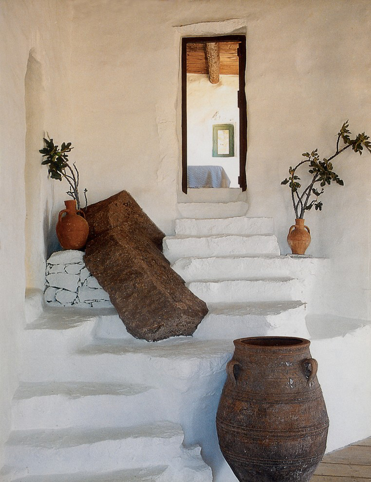 Escalier intérieur en pierre à la décoration inspirée par l’héritage grecque Décoration traditionnelle rustique maison de vacances