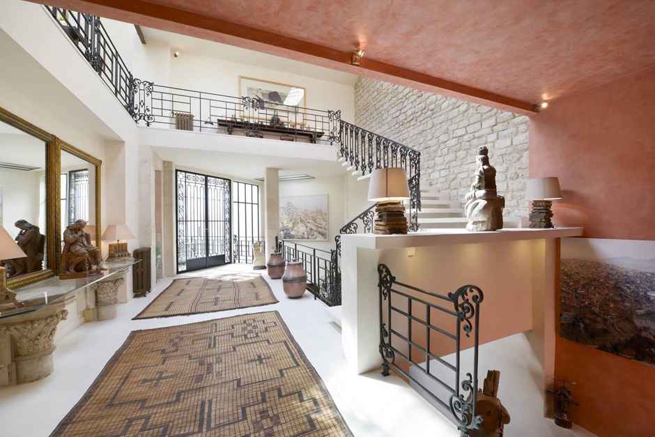 L’escalier de la propriété de prestige meublé dans un style élégant et classique Intérieur déco fer forgé esprit rustique
