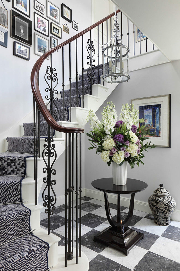 L’escalier menant à l’étage de la belle maison « so british » intérieur design style chic british