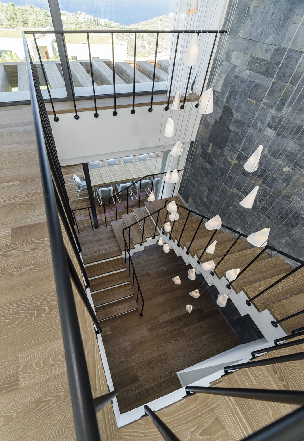 Des luminaires au design tendance égayent le design de l’escalier intérieur intérieur luminaire suspensions design luxe