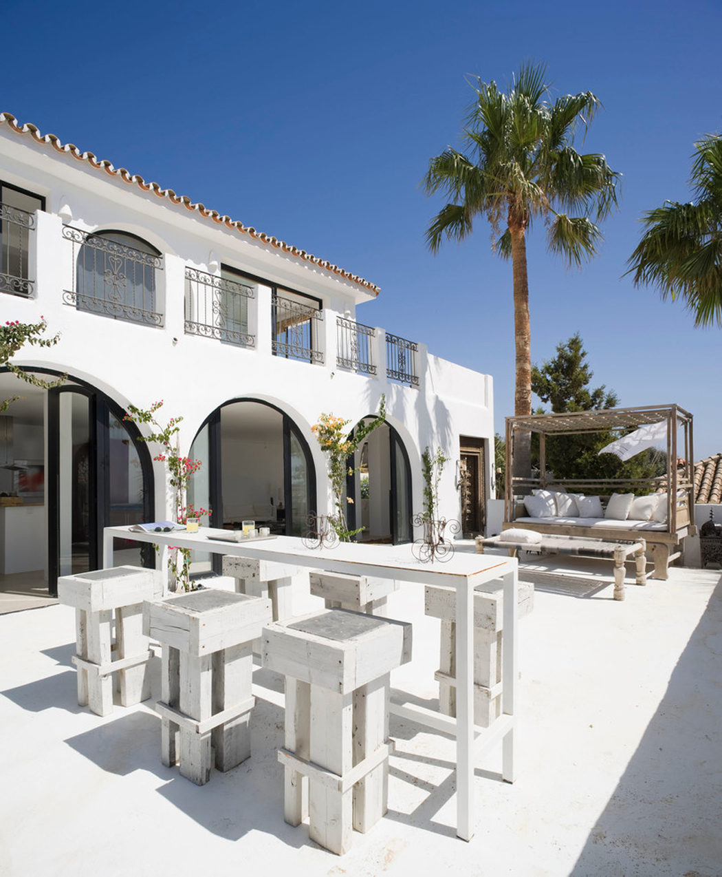 Espaces outdoor pour profiter des températures douces et le soleil du sud de l’Espagne terrasse splendide d'une villa de luxe sur la côte