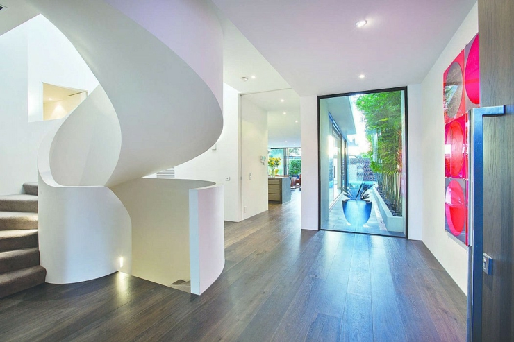 Intérieur à l’architecture contemporaine original et créative entrée maison mitoyenne de luxe
