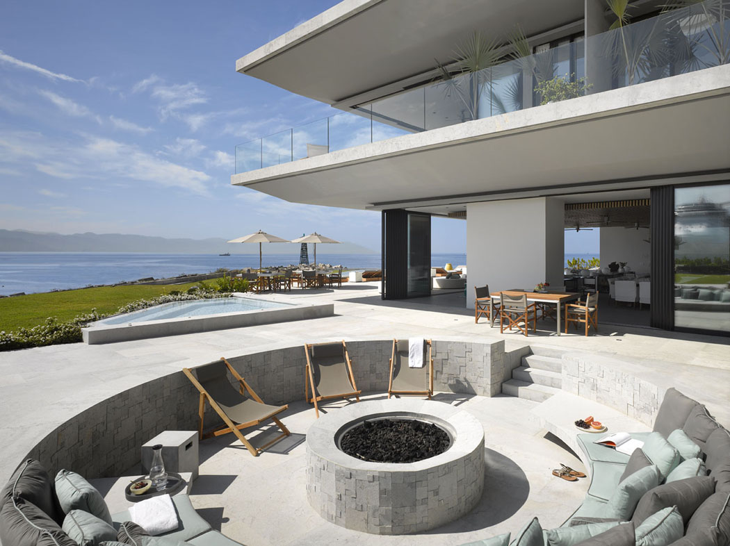 Cette maison neuve possède aussi un espace pour se réunir autour d’un feu extérieur espace extérieur maison de vacances luxe