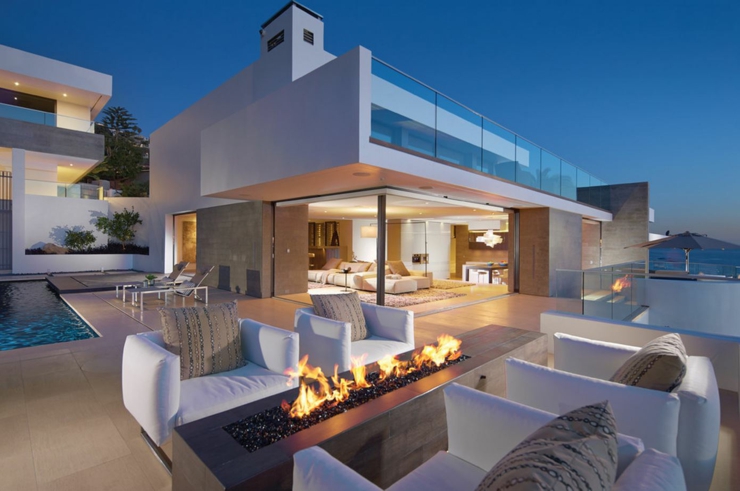 Le feu et le salon en plein air de cette très belle maison moderne architecture contemporaine résidence secondaire