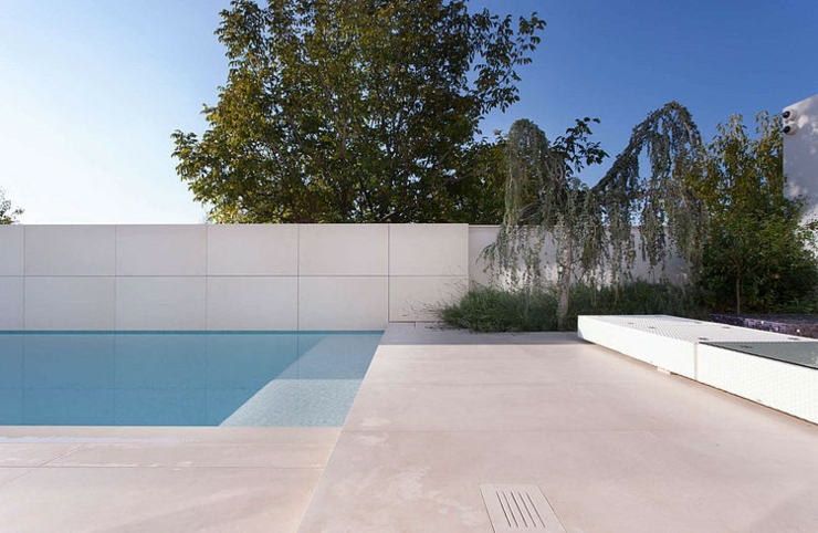 La terrasse avec la piscine à débordement outdoor maison contemporaine moderne