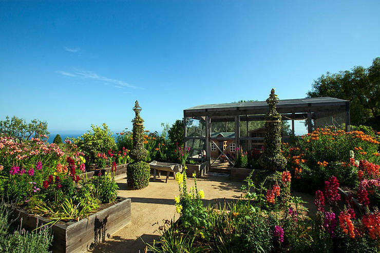 Le jardin fleuri et la petite serre jardin et terrasse de la villa de luxe à Malibu