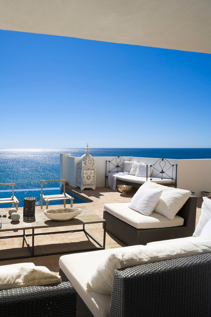 La terrasse de cette villa de vacances à moitié couverte avec un splendide panorama Superbe terrasse avec vue magnifique sur mer