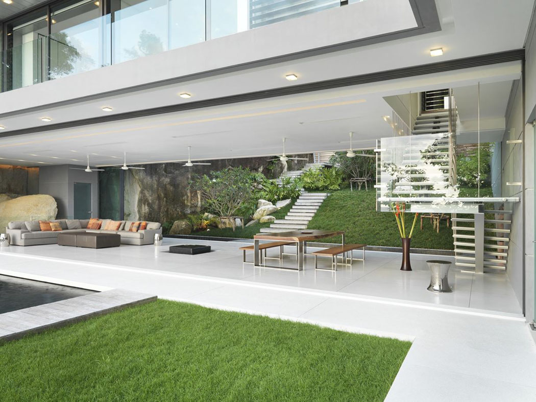 Le séjour et la salle à manger se situent dans un espace totalement ouvert des deux côtés maison d'architecte de standing phuket avec vue sur la mer