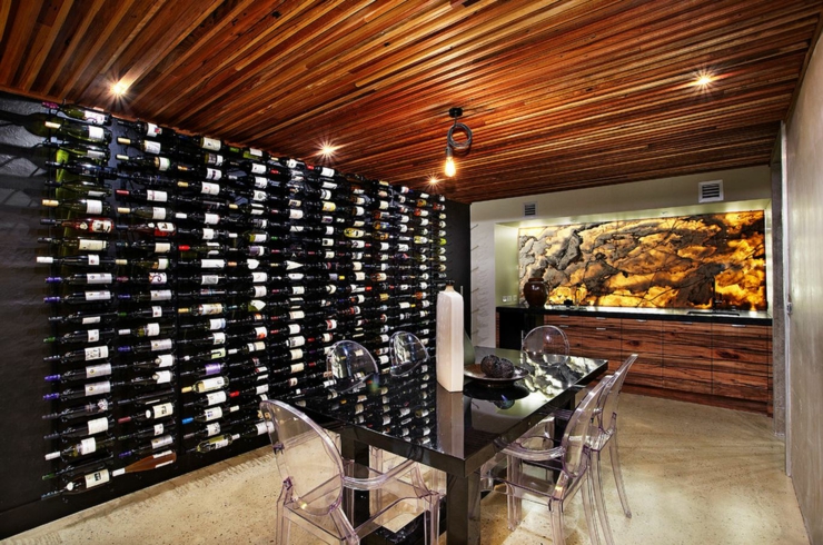 Salle consacrée à l’œnologie de cette maison originale citadine cave salle de vins à la maison