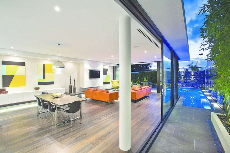 Extérieur et intérieur de cette maison de ville moderne rez-de-chaussée spacieux aux murs en verre