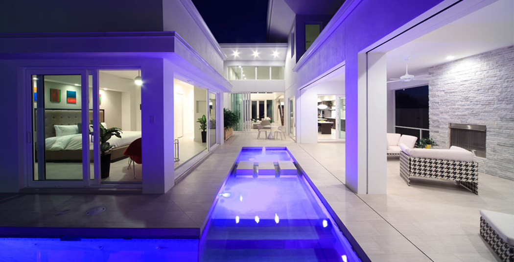 Les espaces indoor et outdoor se mélangent et s’interpénètrent Espaces extérieurs et piscine de luxe