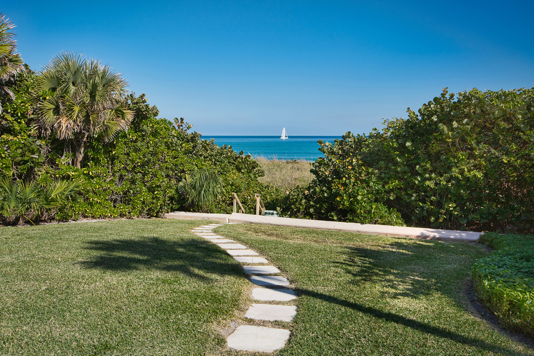 Chemin parmi la verdure exotique luxuriante menant vers la côte plage privé océanique et intracôtière