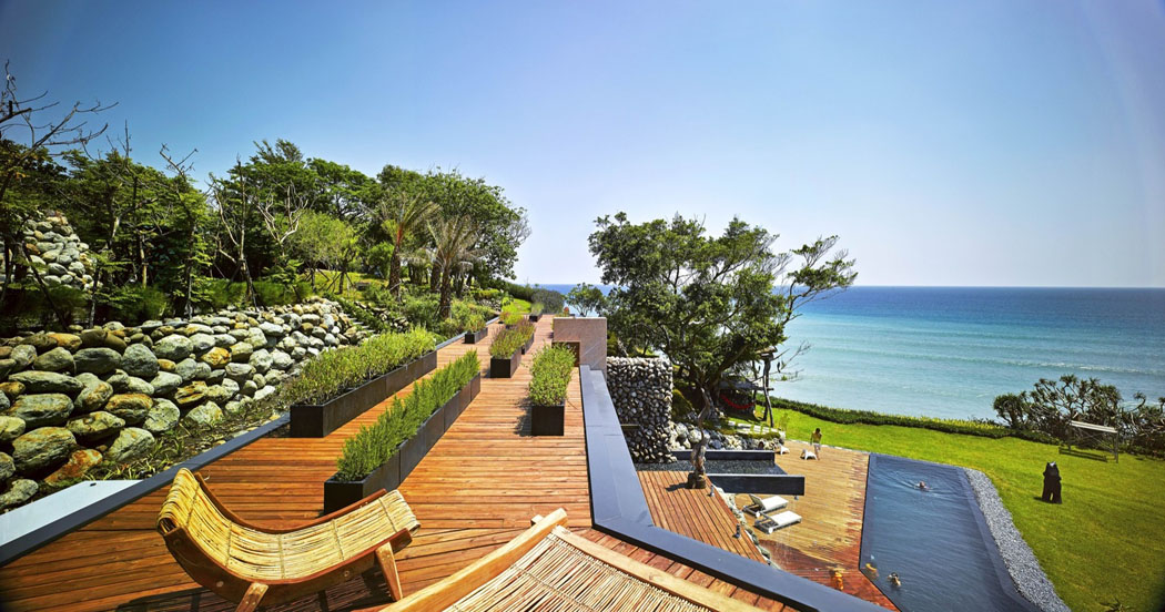 La vue à plus de 130° sur la côte taiwanaise, la piscine et les espaces verts de cette villa de vacances terrasse avec vue mer ciel exotique