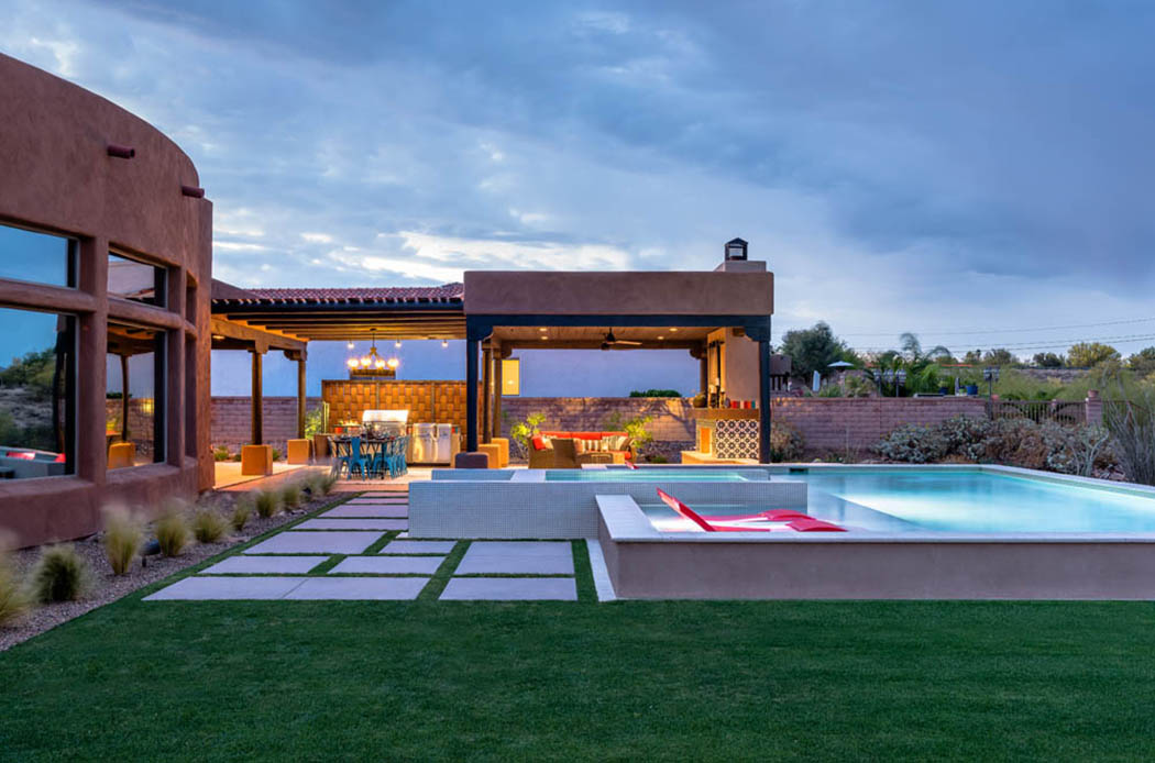 Vue d’ensemble des espaces extérieurs de cette belle résidence familiale arizonienne aménagements outdoor de luxe maison été