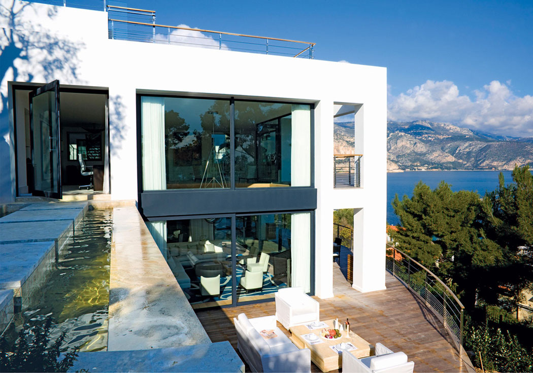 L’une des terrasses est transformée en salon en plein air qui donne sur le séjour principal terrasse espaces extérieurs de luxe villa à louer vacances france