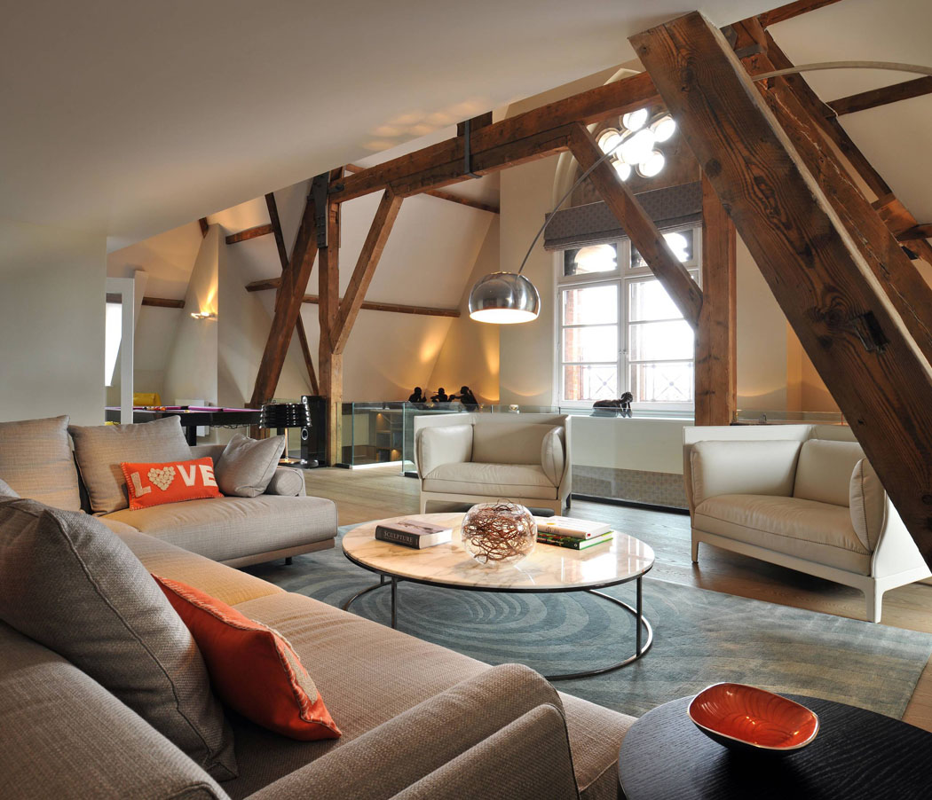 Le niveau intermédiaire propose un agréable espace détente avec table de billard salle de jeux triplexe table de billard appartement