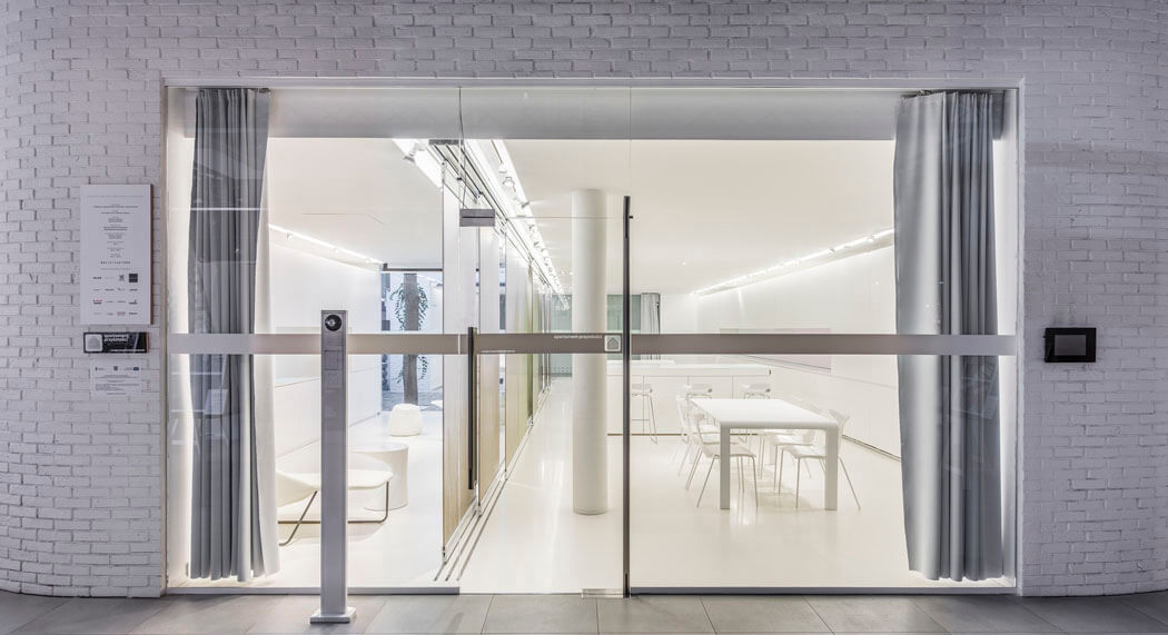 L’entrée principale de cet logement à mi-chemin entre un loft, un showroom et un logement citadin extérieur projet logement futuriste design luxe
