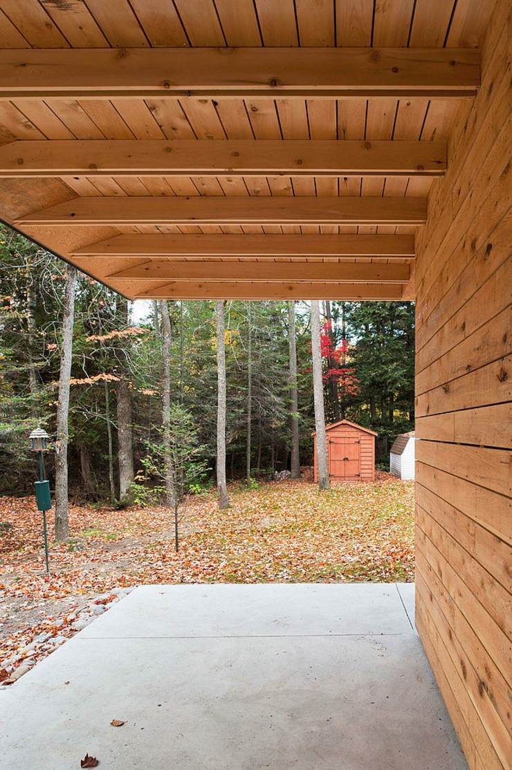 Passage vers le chalet du bois perdu dans la forêt extérieur en bois massif villa montagne canada